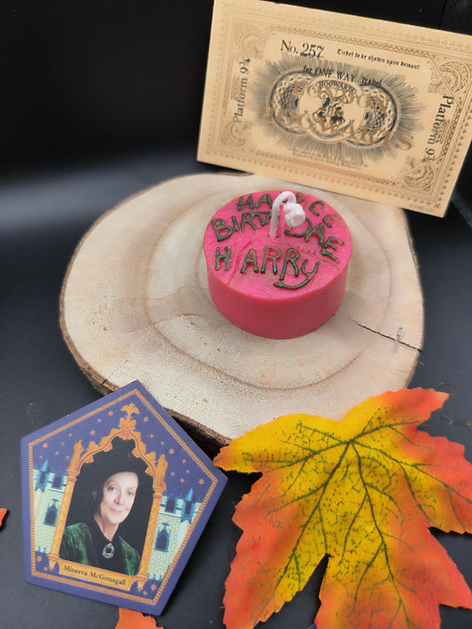 Mini Pastel de Cumpleaños de Hagrid – "Happee Birthdae Harry" 🎂🍓 EssenceWaxMelt