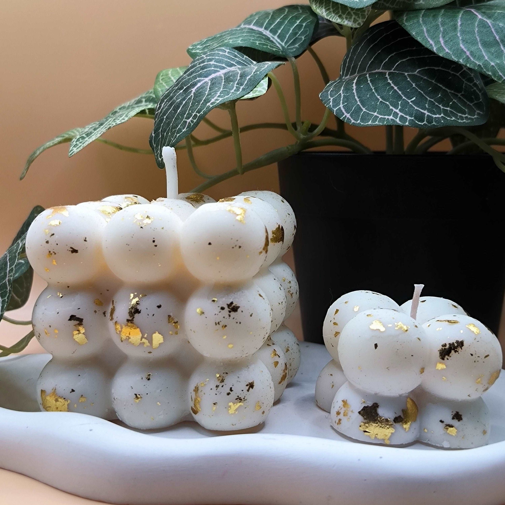 Vela Decorativa Bubble Cube con Detalles Dorados | Cera Ecológica Hecha a Mano